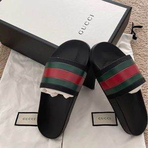 SOLD.Gucci Signature Pool Slides